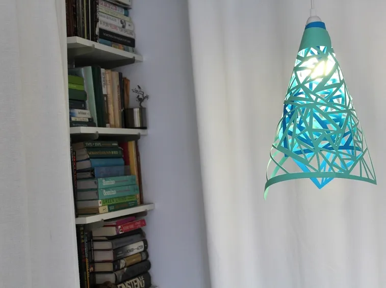 lampada colorata in cartoncino