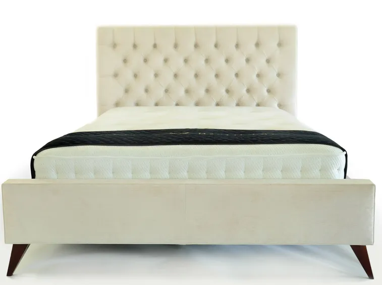arredare la stanza con un letto imbottito