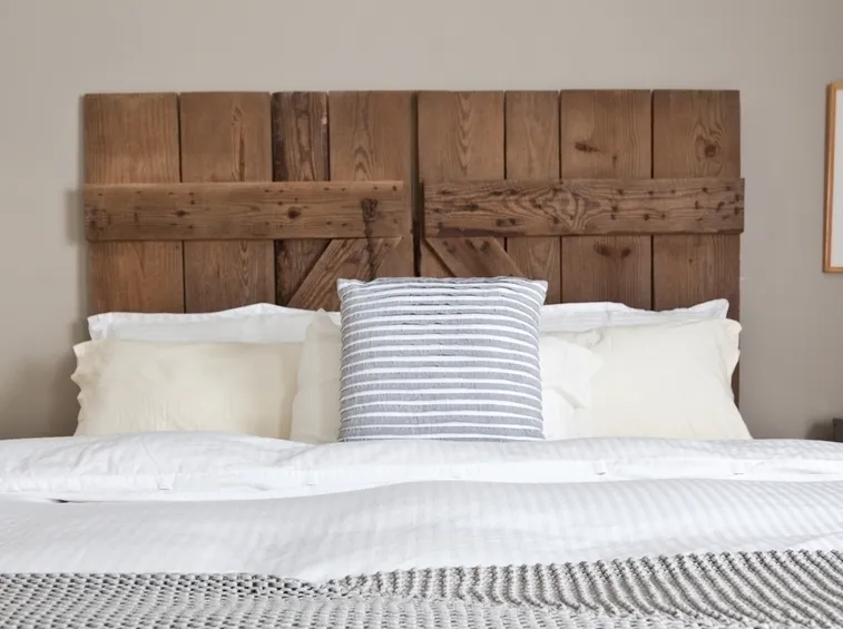 testata per letto con ante in legno