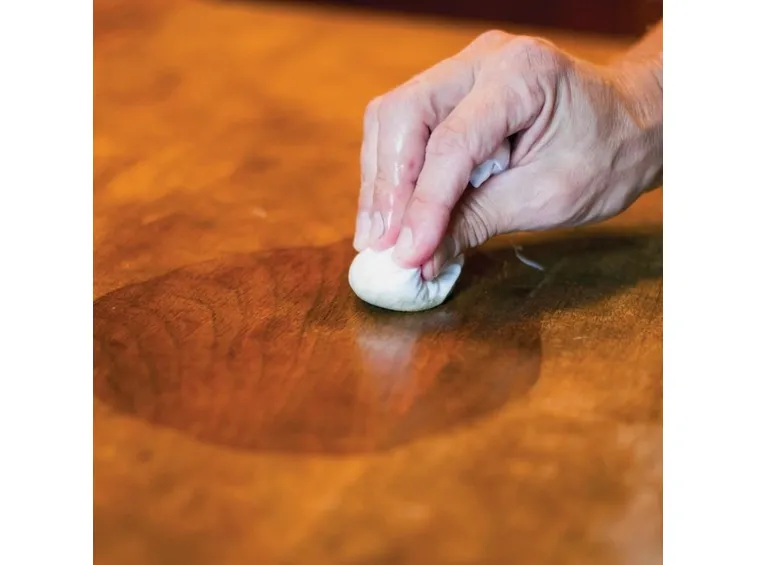 Lucidare il legno a tampone