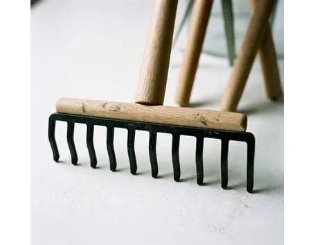 rastrello con manico di legno e dentatura di metallo