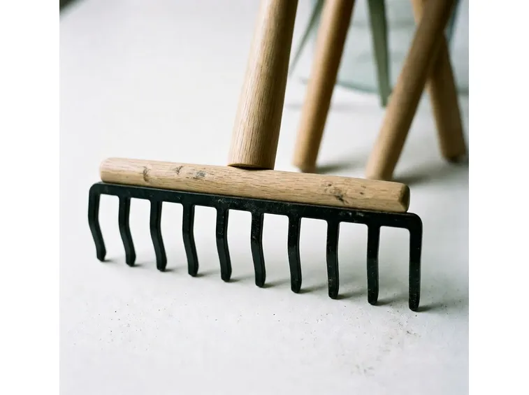 rastrello con manico di legno e dentatura di metallo