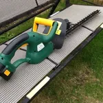 esempio di tagliasiepi a batteria