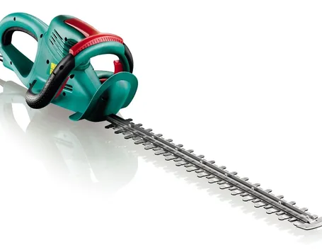 Un tagliasiepi elettrico Bosch