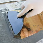 Sverniciatura chimica con raschietto