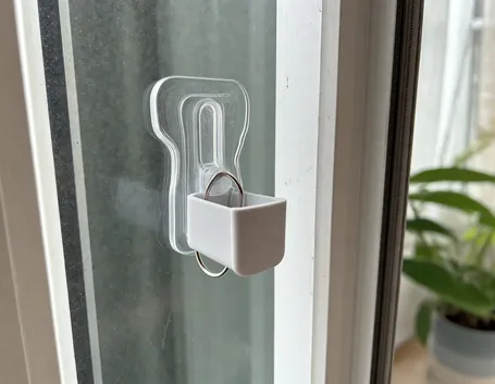 Ganci adesivi rimovibili su vetro e infissi: dove tengono davvero