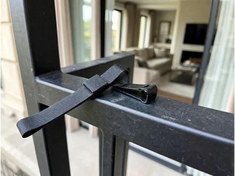 Ringhiera del balcone: fascette in velcro, nylon e fermacavi magnetici