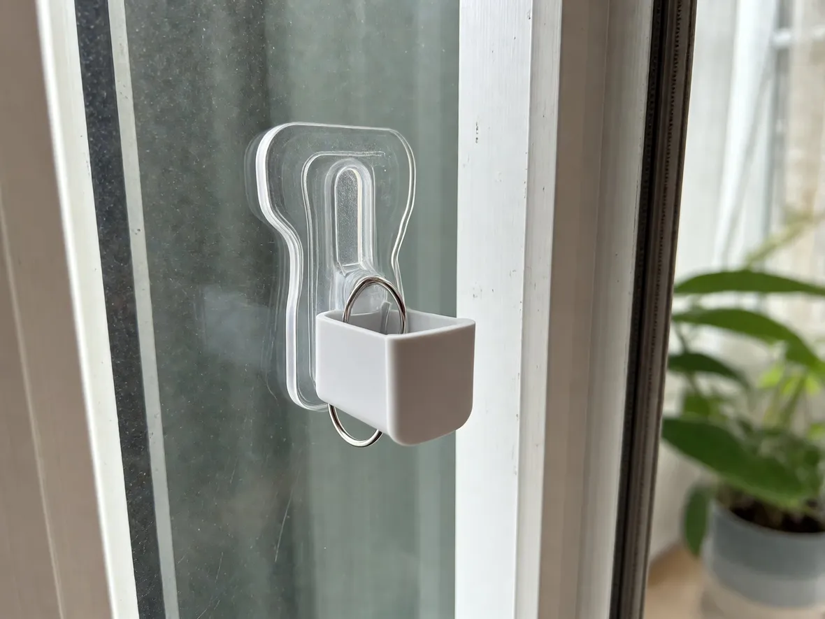 Ganci adesivi rimovibili su vetro e infissi: dove tengono davvero