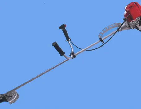 Un decespugliatore con motore di 43 centimetri cubi di cilindrata