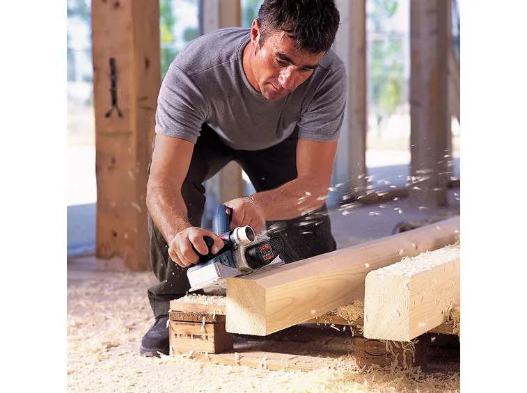 piallare legno con pialla elettrica