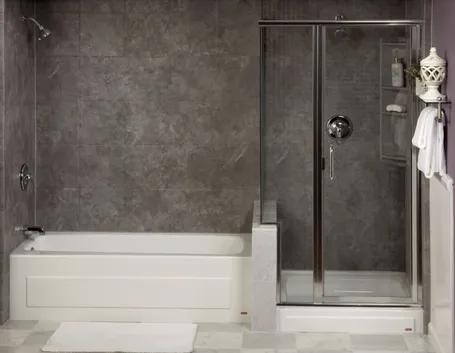 bagno moderno con diccia e vasca