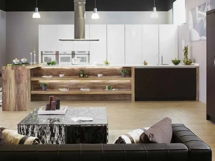 elettrodomestici nella cucina in linea