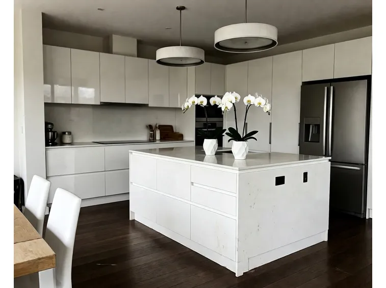esempio di cucina moderna con isola
