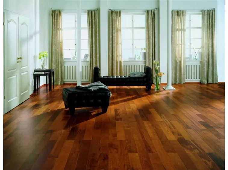 stanza con parquet prefinito 