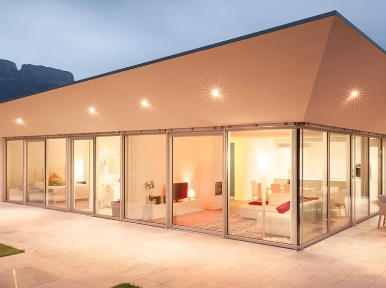 casa moderna con infissi sottili