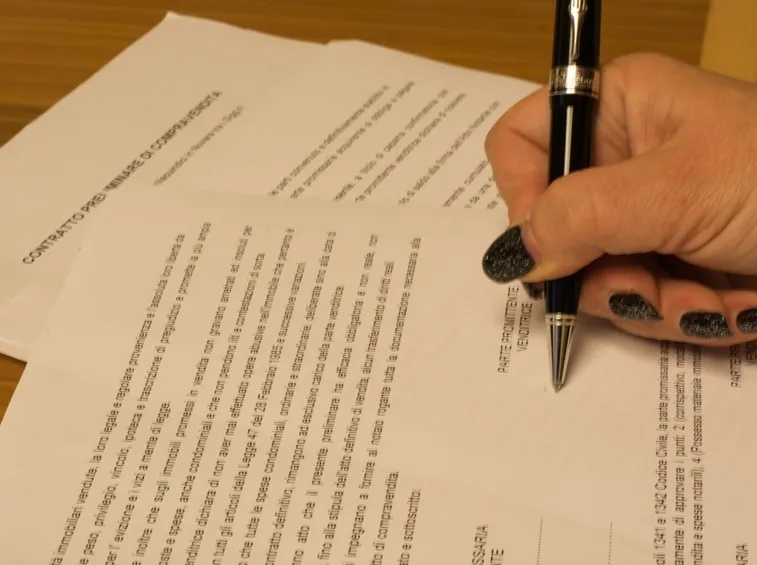 Sottoscrivere contratto