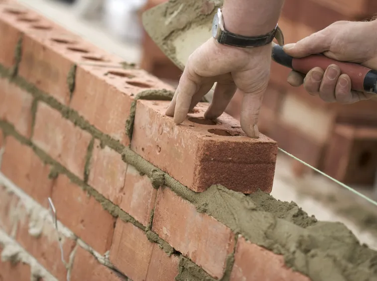 costruzione muro in mattoni