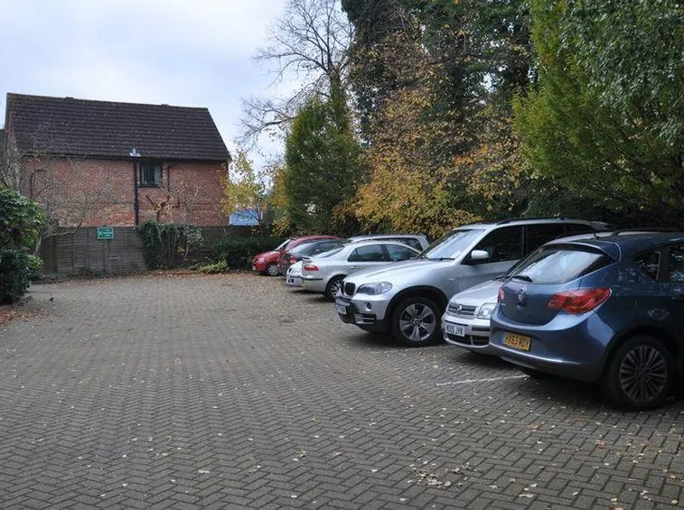cortile condominiale a pargheggio