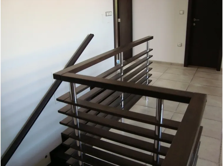 Corrimano in legno per scale interne