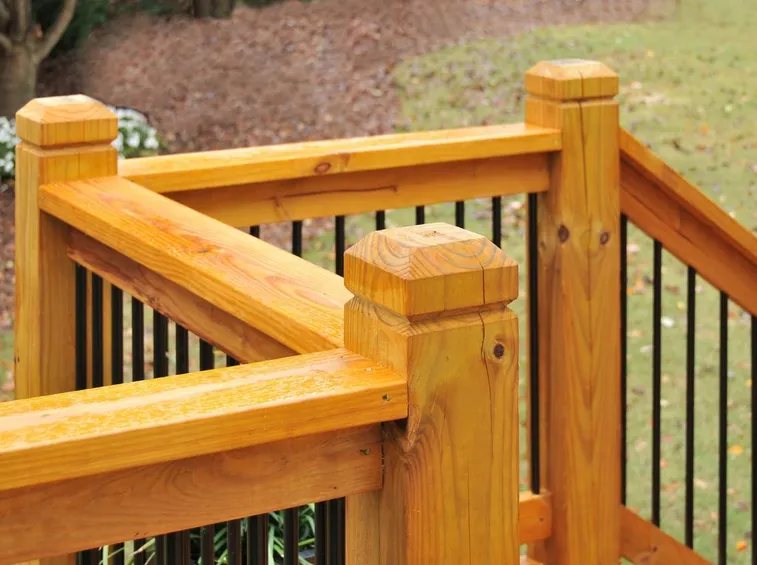 Scala con passamano in legno