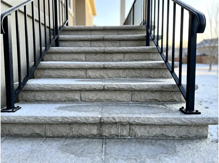 Perché una scala esterna ghiaccia e cosa controllare prima delle gelate
