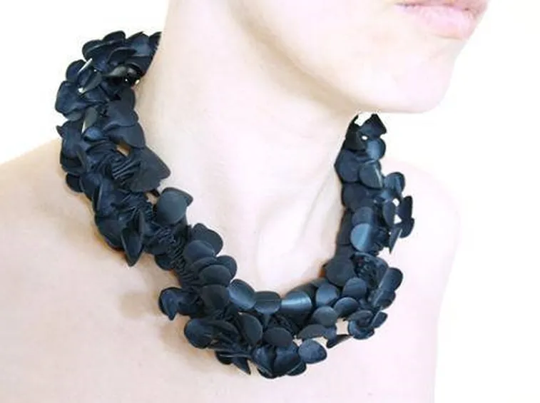 collana con materiale riciclato