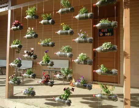 contenitori per piante con bottiglie di plastica