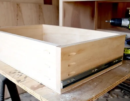 Costruzione comodino in legno