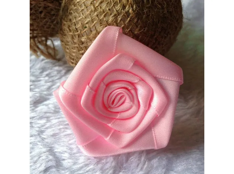 rosa con nastro