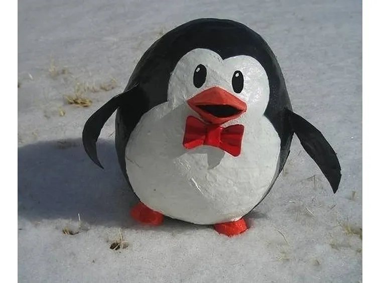 pinguino in carta pesta