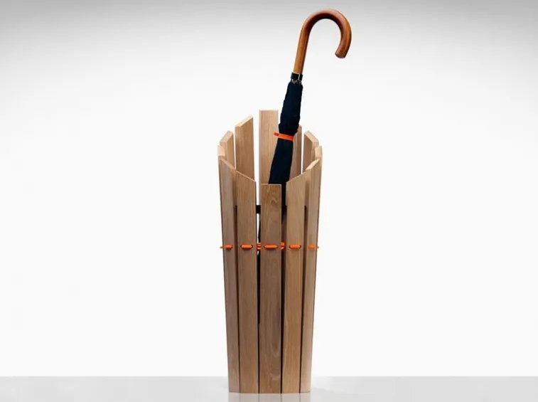 portaombrelli con assi di legno