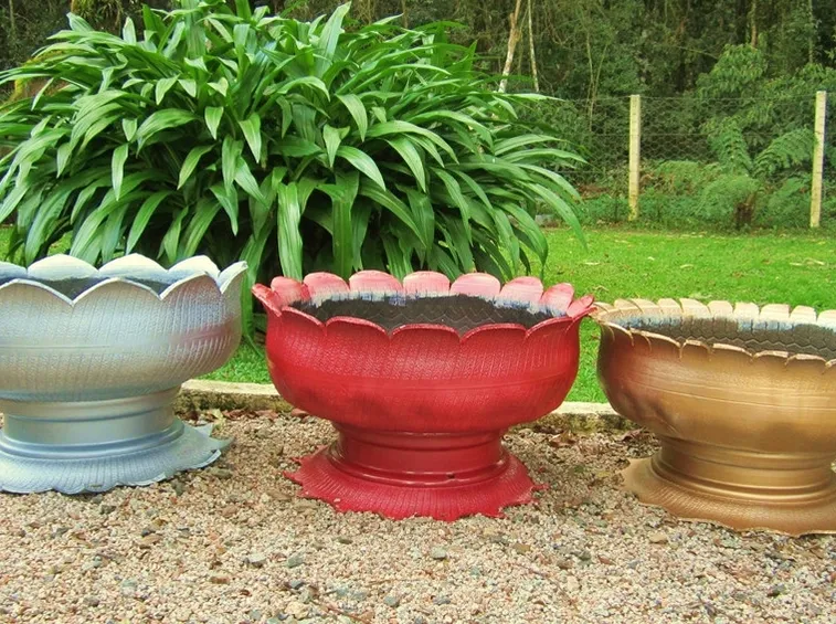 vasi da giardino con vecchie gomme