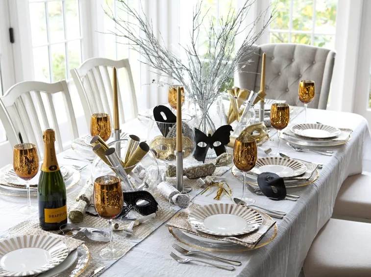 tavola decorata per capodanno