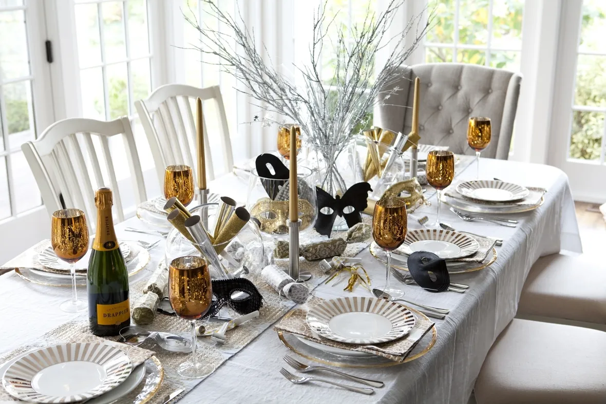 tavola decorata per capodanno