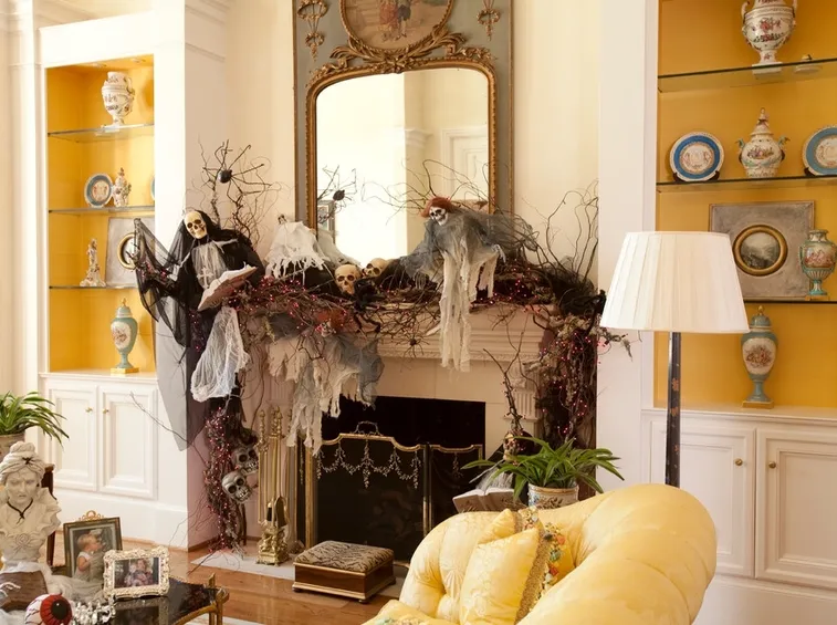 camino decorato per halloween