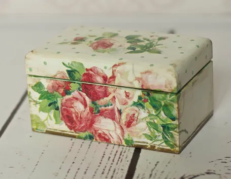 Oggetto decorato a decoupage