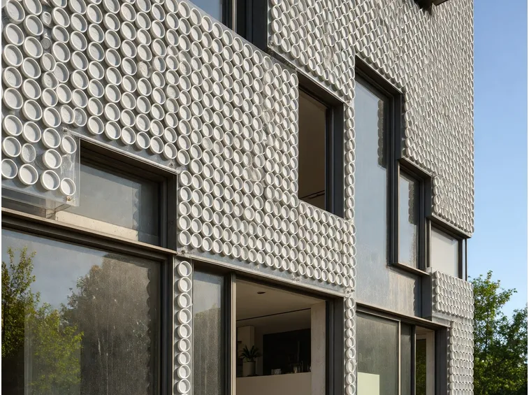 bottiglie di plastica per facciata edificio