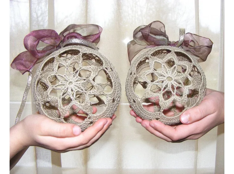 Palline con fiori all'uncinetto