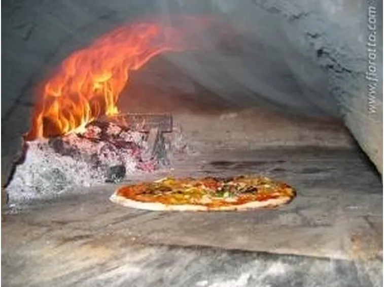 Cucinare nel forno a legna