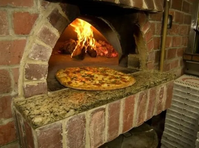 cucina con forno a legna