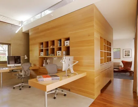 pareti moderne con perline di legno chiaro