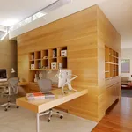 pareti moderne con perline di legno chiaro
