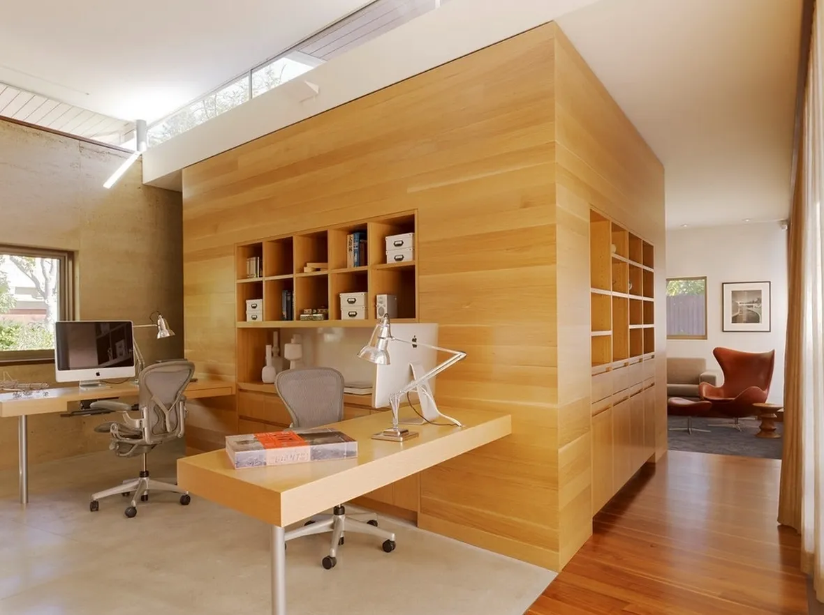 pareti moderne con perline di legno chiaro