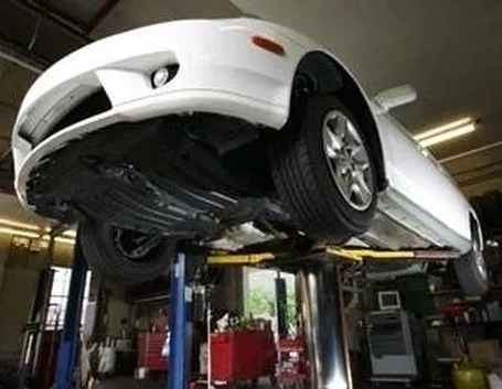auto sul ponte 