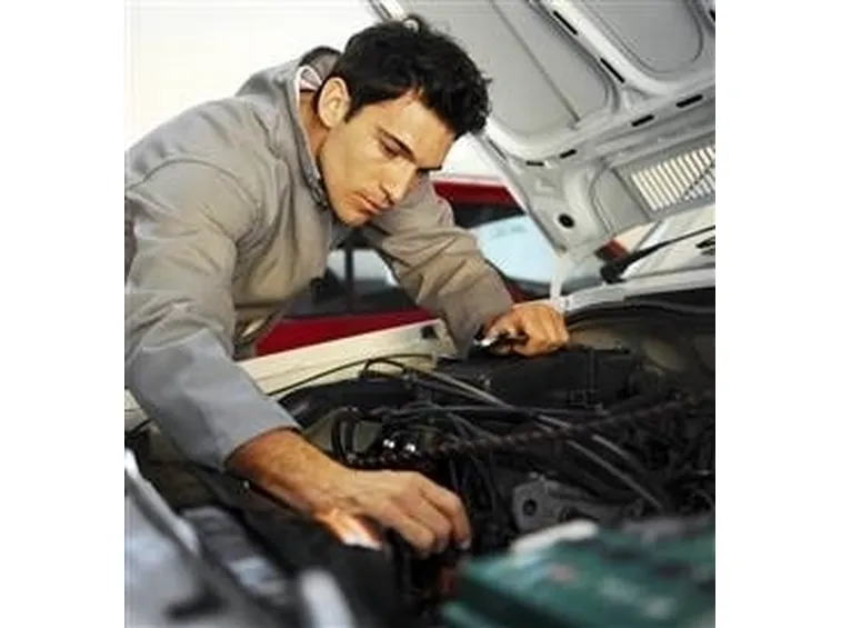 ragazzo che ripara auto