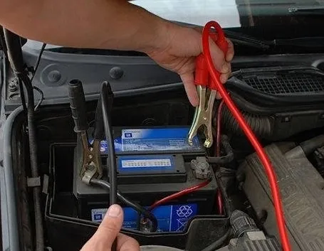 caricare la batteria dell^auto