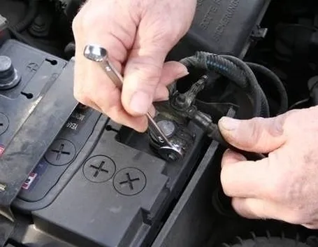 cambiare batteria auto