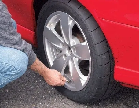 regolare pressione gomme