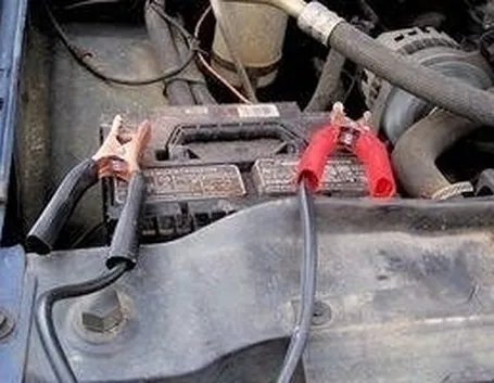 ricaricare la batteria dell'auto