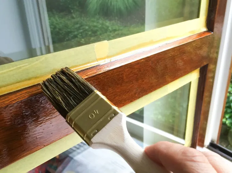sistemazione finestra in legno